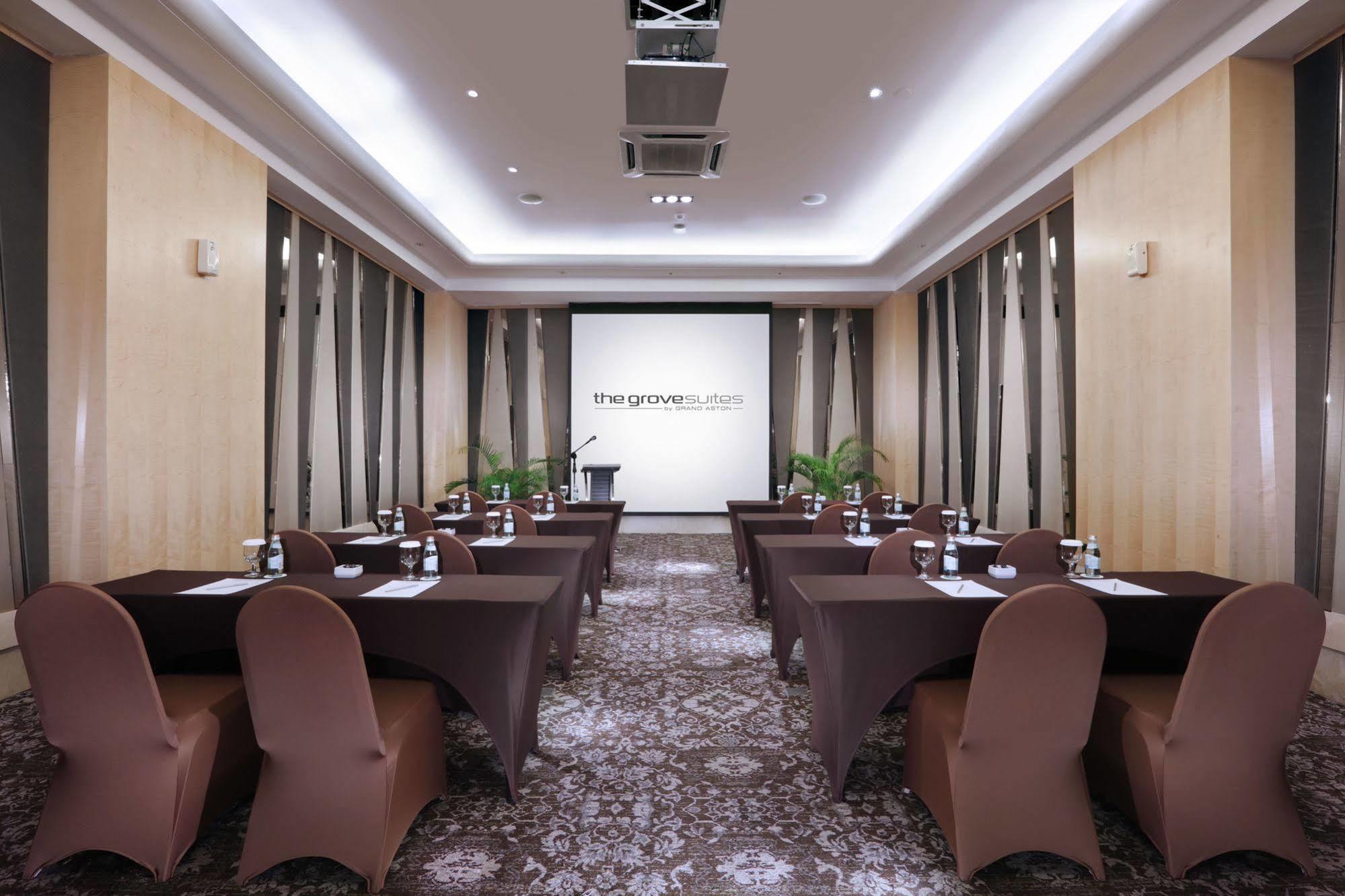 The Grove Suites By Grand Aston Yakarta Exterior foto
